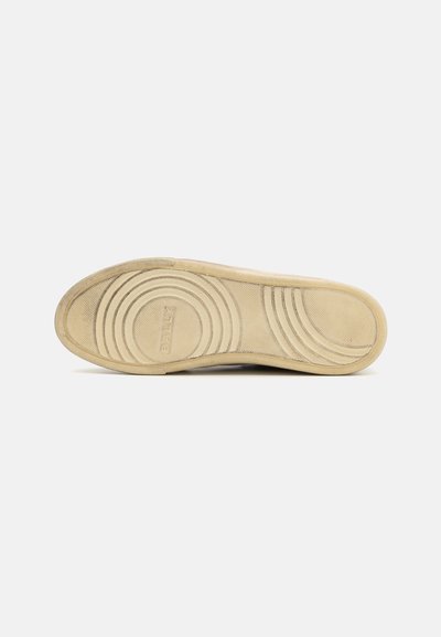 Semelle de sneaker beige avec une texture striée et des motifs circulaires, comportant le nom de la marque "BALLY" en relief près du talon.