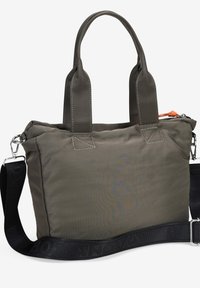 Bolsa tote de nylon gris con dos asas cortas y correa de hombro desmontable. Cuenta con un cierre de cremallera y una tela texturizada.