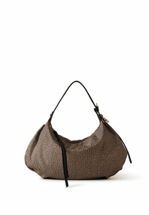 Sac à bandoulière en cuir marron texturé avec une sangle noire et un détail de pampilles sur le côté, forme souple et décontractée sur fond blanc.