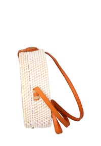Borsa tonda intrecciata realizzata in materiale color crema con un motivo testurizzato, completata da una tracolla e dettagli in pelle marrone.