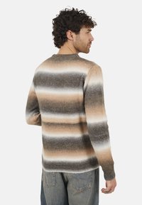 Sweter dzianinowy w odcieniach beżu, brązu i szarości z poziomymi paskami. Ma ściągacze na mankietach i dekolcie, miękką teksturę oraz regularny fason.
