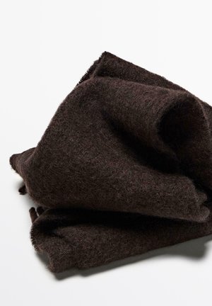 Sciarpa di lana marrone, texture morbida, drappeggiata con bordi frangiati. Materiale denso che mostra sottili variazioni di colore, offrendo un aspetto ricco e caldo.