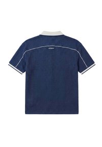 Polo bleu marine à manches courtes avec col blanc, passepoil blanc le long des épaules et des manches, et petit logo "PXP" sur le haut du dos.