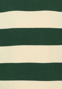 Maglione a righe verdi e crema con righe orizzontali, texture morbida e un piccolo logo ricamato sul lato sinistro.