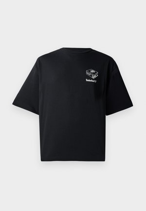 Camiseta de algodón negra de manga corta y cuello redondo. Presenta un logo de Timberland blanco y una gráfica de una caja de zapatos en el lado izquierdo del pecho.
