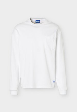 Biele dlhorukávové tričko s okrúhlym výstrihom, náprsným vreckom a modrým štítkom značky na golieri a spodnom leme.