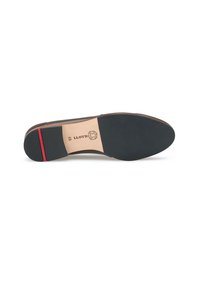 Suola di scarpa in pelle marrone con forma arrotondata, inserto in gomma nera per la trazione, intersuola beige e striscia di accentuazione rossa sul tallone.