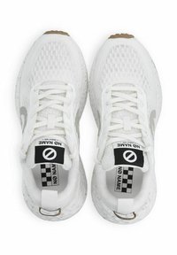 Witte sportieve sneakers met een bovenwerk van mesh, een gestructureerde neus, platte veters en een rubberen zool. Opvallende details zijn een zwart logo en een hiel tab.