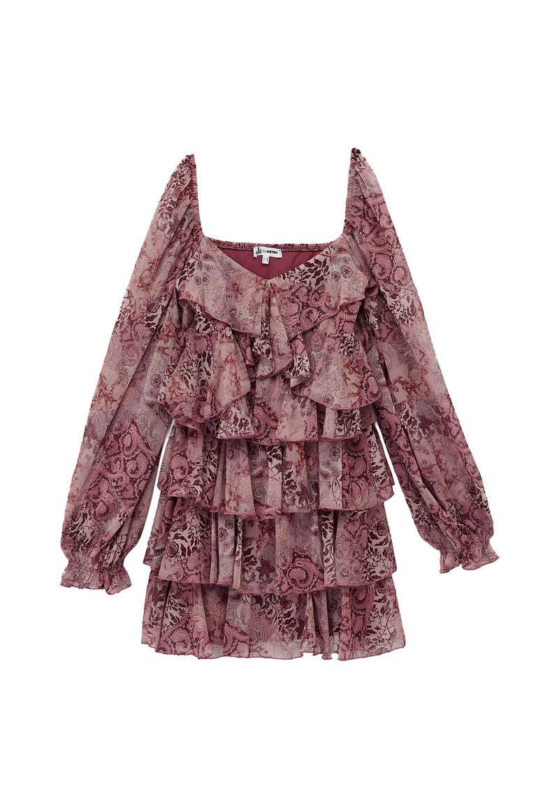 Vestido floral con volantes en rosa empolvado, con mangas largas, escote cuadrado y capas con una delicada tela texturizada.