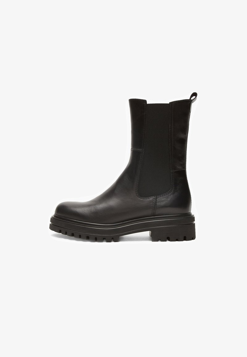 Botte mi-mollet en cuir noir avec panneaux latéraux élastiques, languette de traction, semelle à crampons épaisse et petit talon carré.