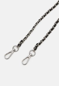 Czarny pleciony łańcuszek z metalowymi srebrnymi elementami oraz dwoma karabińczykami, z wplecionym wzorem dla dodatkowej tekstury.