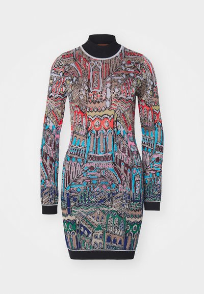 Robe en tricot avec un col haut, des manches longues et un motif multicolore présentant des designs architecturaux complexes dans des teintes de rouge, bleu et beige.