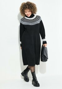 Ulla Popken NORWEGIAN STRIPED TURTLENECK  - Pletené šaty - black