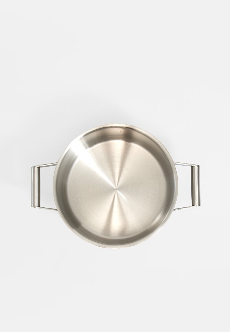 Saucier ze stali nierdzewnej z wypolerowanym wnętrzem i szczotkowanym zewnętrzem, z dwoma solidnymi bocznymi uchwytami i okrągłym kształtem.