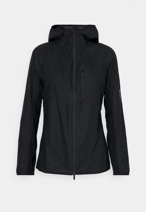 Veste noire légère avec capuche, fermeture éclair intégrale, tissu texturé et accents en mesh sur les manches pour la ventilation. Elle comprend une poche zippée.