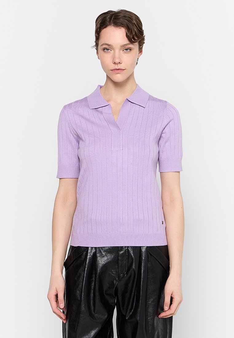 Hellblauer, gerippter Kurzarm-Polo-Pullover mit V-Ausschnitt, der ein strukturiertes Strickmuster und ein kleines Logodetail am Saum aufweist.