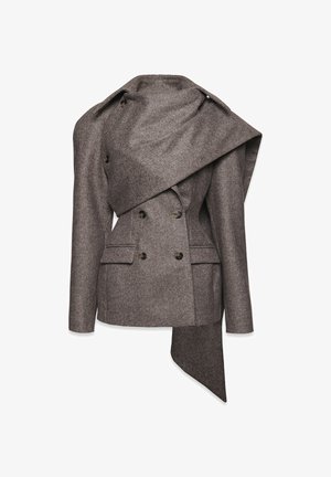 Dwurzędowa kurtka z wełny w kolorze szarym, z falbanastym kołnierzem i asymetrycznym dołem. Posiada dwie przednie kieszenie oraz detale z guzikami.