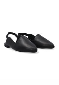 Czarne skórzane buty slingback z ostro zakończonym noskiem, płaskim obcasem i elastyczną opaską dla zapewnienia pewnego dopasowania. Gładka tekstura i minimalistyczny design.