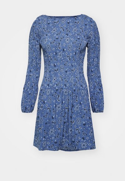 Rochie florală albastră cu mâneci lungi și puffate, având un tors ajustat și talie strânsă, realizată dintr-un material ușor cu un finisaj texturat.