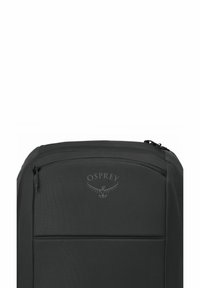 Zaino Osprey in materiale nero opaco, con un compartimento principale con zip, logo sottile e superficie a texture liscia con cuciture minime.