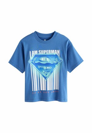 T-shirt en coton bleu à manches courtes, arborant un grand logo Superman, des rayures blanches verticales, et le texte "JE SUIS SUPERMAN" et "EN AVANT ET EN HAUT."