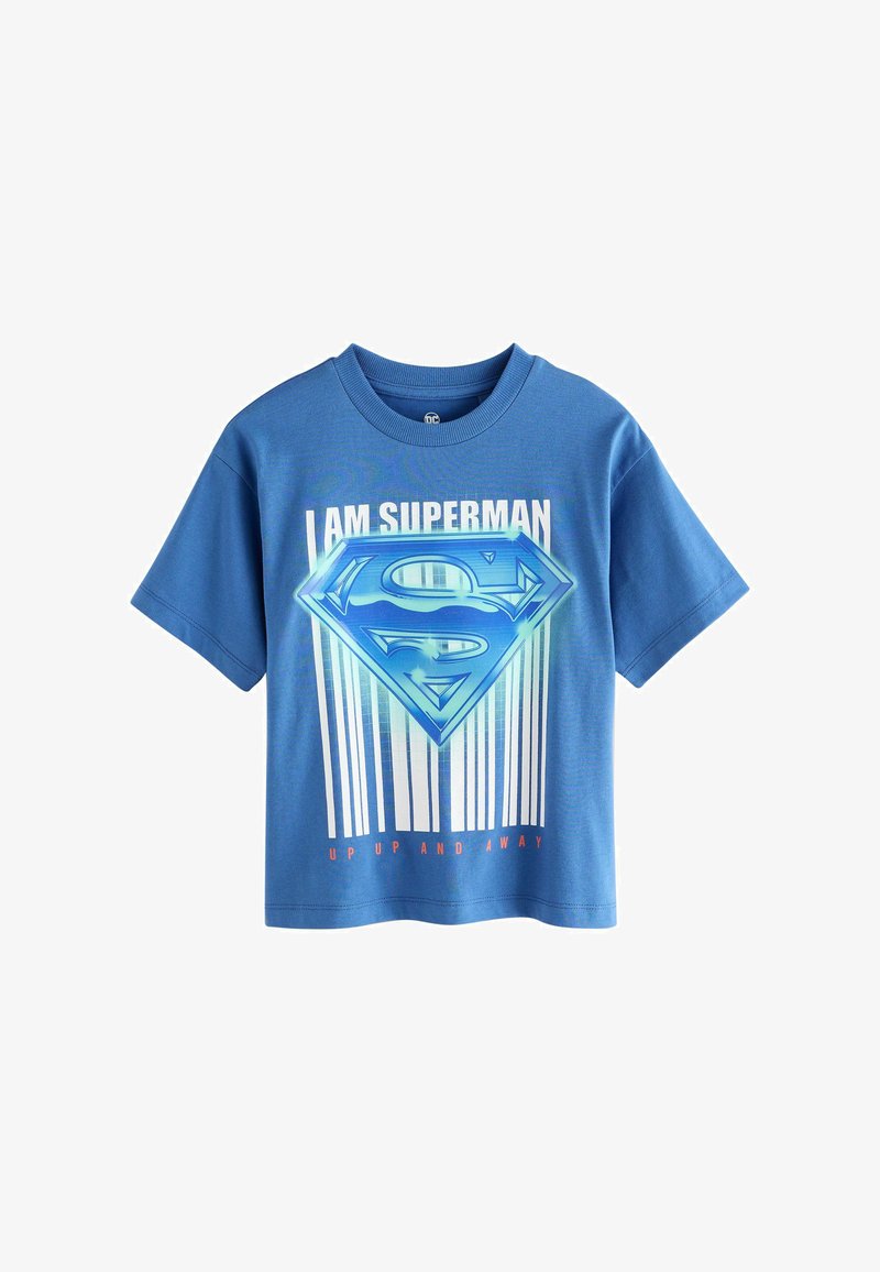 Niebieski t-shirt z krótkim rękawem z dużym błyszczącym logo Supermana, biały tekst "I AM SUPERMAN," i czerwony tekst "UP UP AND AWAY" poniżej.
