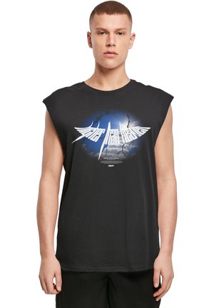Schwarzes ärmelloses T-Shirt mit grafischem Druck in Blau- und Weißtönen, unter sanfter Beleuchtung präsentiert, aus Baumwollmischgewebe.
