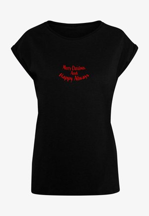 T-shirt noir à manches courtes retroussées, avec un texte rouge qui dit "Joyeux Noël et Heureux Toujours" dans un design incurvé.