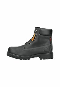 Botín negro de cuero hasta el tobillo con punta redonda, diseño con cordones, suela resistente, acentos de costura y un logo en el lateral. Construcción duradera y robusta.