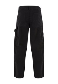 Pantalon cargo noir avec plusieurs poches arrière et latérales, doté d'une boucle utilitaire sur le côté gauche et d'une coupe droite décontractée.