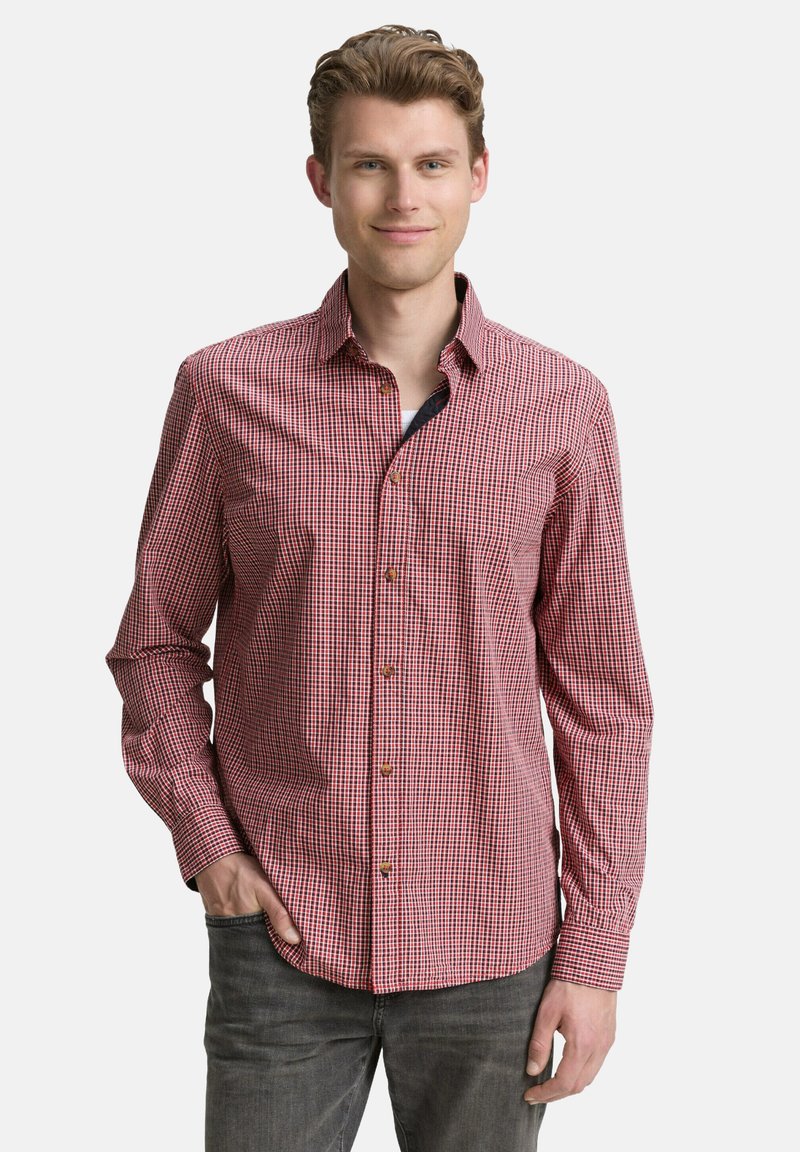 Rot-weiß karierter Hemd mit langen Ärmeln, Kragen und braunen Knöpfen, kombiniert mit dunkelgrauen Jeans.