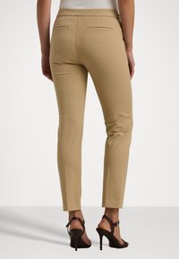 Lauren Ralph Lauren STRETCH COTTON SKINNY PANT - Calças - birch tan