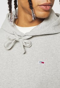Tommy Jeans BASKETBALL HOODIE - Bluză de molton - silver grey