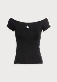 Czarny t-shirt odsłaniający ramiona, wykonany z miękkiego materiału, z krótkimi rękawami i logo Calvin Klein na przodzie. Prosty, dopasowany krój.