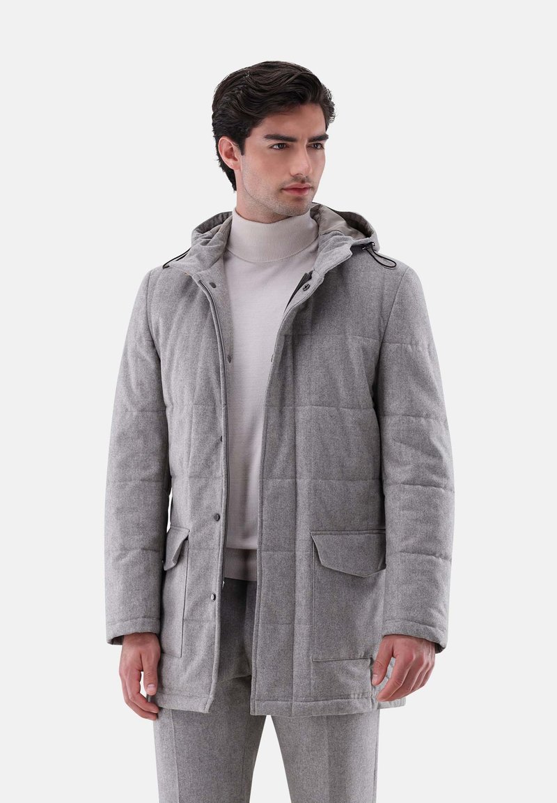 Grau gepolsterter Mantel mit Kapuze, aus strukturiertem Material, zwei vorderen Taschen, Knopfverschluss und glattem Innenfutter.