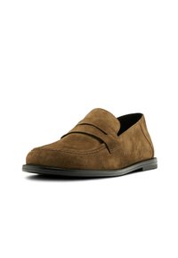 Mocassini in suede marrone con una texture liscia, un design cucito leggermente elevato e una suola in gomma nera.