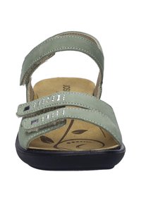 Zelené syntetické sandály se dvěma nastavovatelnými popruhy, ozdobnými přezkami a konturovanou stélkou se vzory listů na béžovém podkladu.
