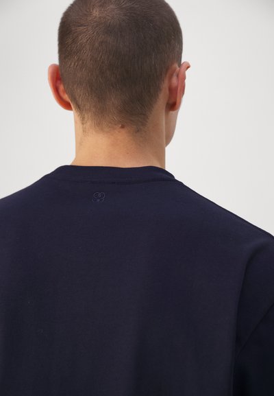 Filippa K HEAVY CREW NECK TEE - Lihtne T-särk - navy