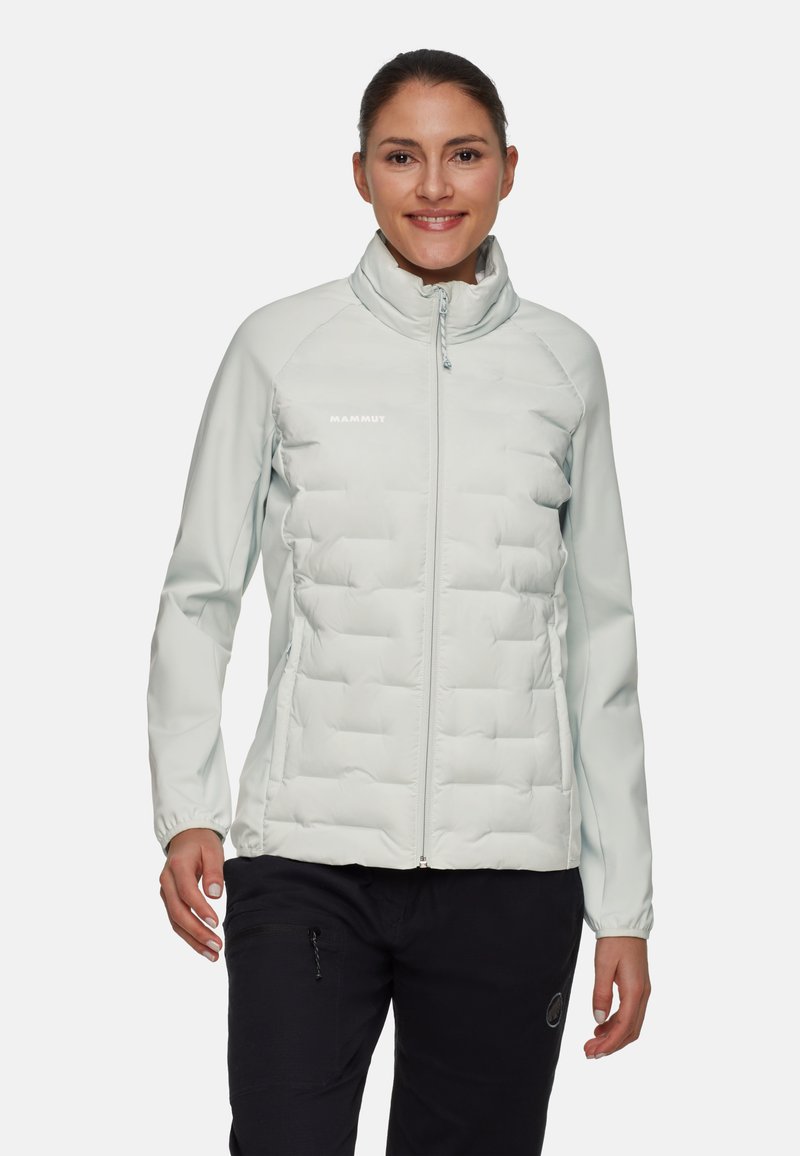 Ljust grå isolerad jacka med hög krage, quiltat mönster, fullständig framtidsdragkedja och elastiska ärmslut, designad för utomhusaktiviteter.