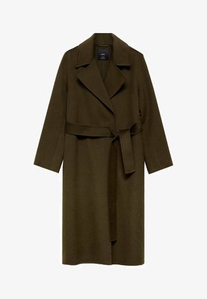Oliven grøn uldfrakke med sjalkrave, lange ærmer og bælte i taljen. Har en lige pasform uden synlige lukninger eller mønstre.