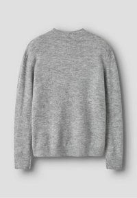 Pull gris en tissu doux et texturé. Présente un col rond et des poignets et ourlet côtelés. Design simple sans ornements.