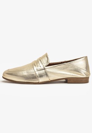 Metallic guld læder slip-on loafer med lavt træhæl og dekorativ bånd over vristen, vist i sidevisning på hvid baggrund.