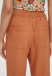 QS Pantaloni - zimt