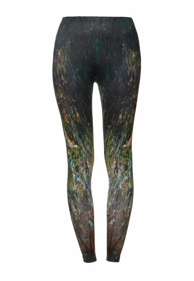 Rugalmas anyagból készült leggings, amely absztrakt mintával rendelkezik, sötét árnyalatokkal, élénk színfoltokkal és átmenetes hatással.