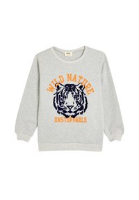 Sudadera gris con un gráfico de tigre y el texto "NATURALEZA SALVAJE" y "IMPARABLE" en naranja y azul marino. Cuello redondo y puños acanalados.