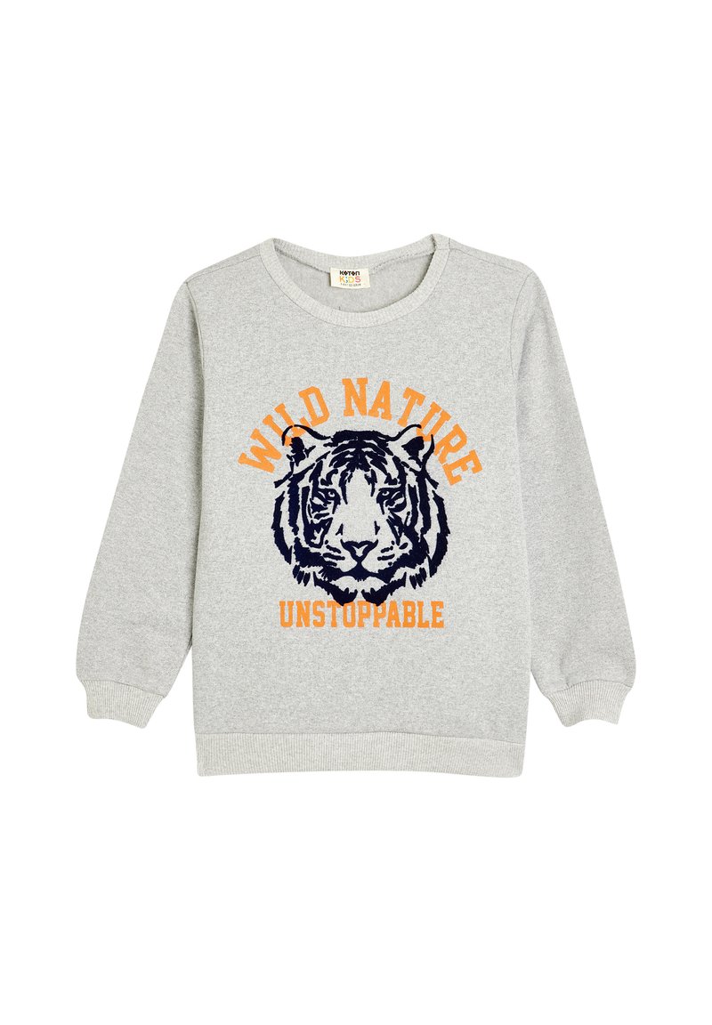 Sudadera gris con un gráfico de tigre y el texto "NATURALEZA SALVAJE" y "IMPARABLE" en naranja y azul marino. Cuello redondo y puños acanalados.