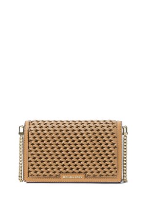 Opásaná kožená kabelka přes rameno s tkaným vzorem, zlatým řetízkovým popruhem a plaketou s logem Michael Kors na přední klopě.