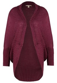 Bordeauxfarbener Strickcardigan mit weit offenem Vorderteil, 3/4-Ärmeln und unterschiedlichen Strukturen sowie einem gerippten Saum für zusätzliche Details.