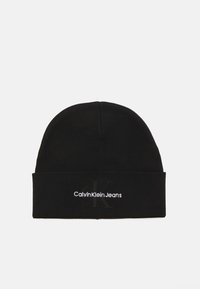 Fekete kötött sapka hajtott csücskökkel. Hímzett "Calvin Klein Jeans" logóval és egy diszkrét, dombornyomott "CK" részlettel rendelkezik.
