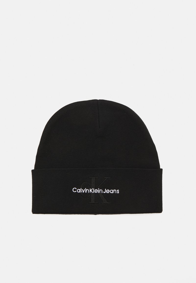 Fekete kötött sapka hajtott csücskökkel. Hímzett "Calvin Klein Jeans" logóval és egy diszkrét, dombornyomott "CK" részlettel rendelkezik.